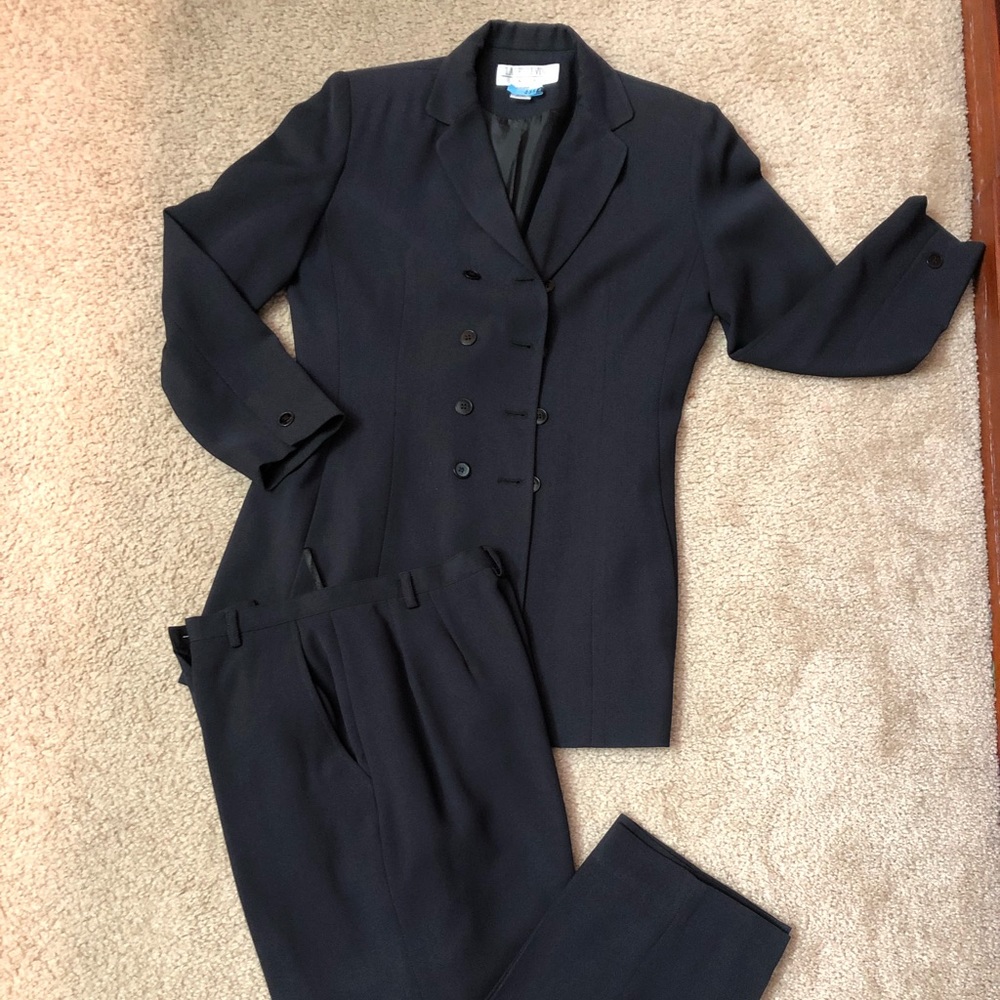 2 pc Women’s Suit. Blazer and pants